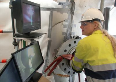 Hanneke Kerstens van HAIO machinebouw bestuurt de robot terwijl ze op de schermen meekijkt