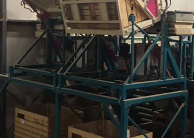 Kisten kantelaar in actie van HAIO machinebouw